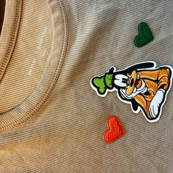 TJMAX Beige T Shirt Size Small with Customized Disney Goofy Patches NWT - Picture 2 of 5